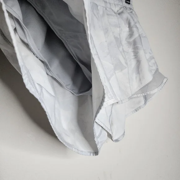 Lululemon Hotty Hot Short II Long 4" Inseam Running Shorts White Gray Sz 10 Tall - Picture 3 of 5